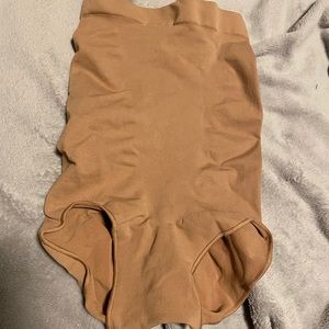 Skims high waist brief